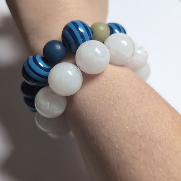 Set of 2 White and Blue Beaded Stretch Bracelets‎ - Picture 2 of 4
